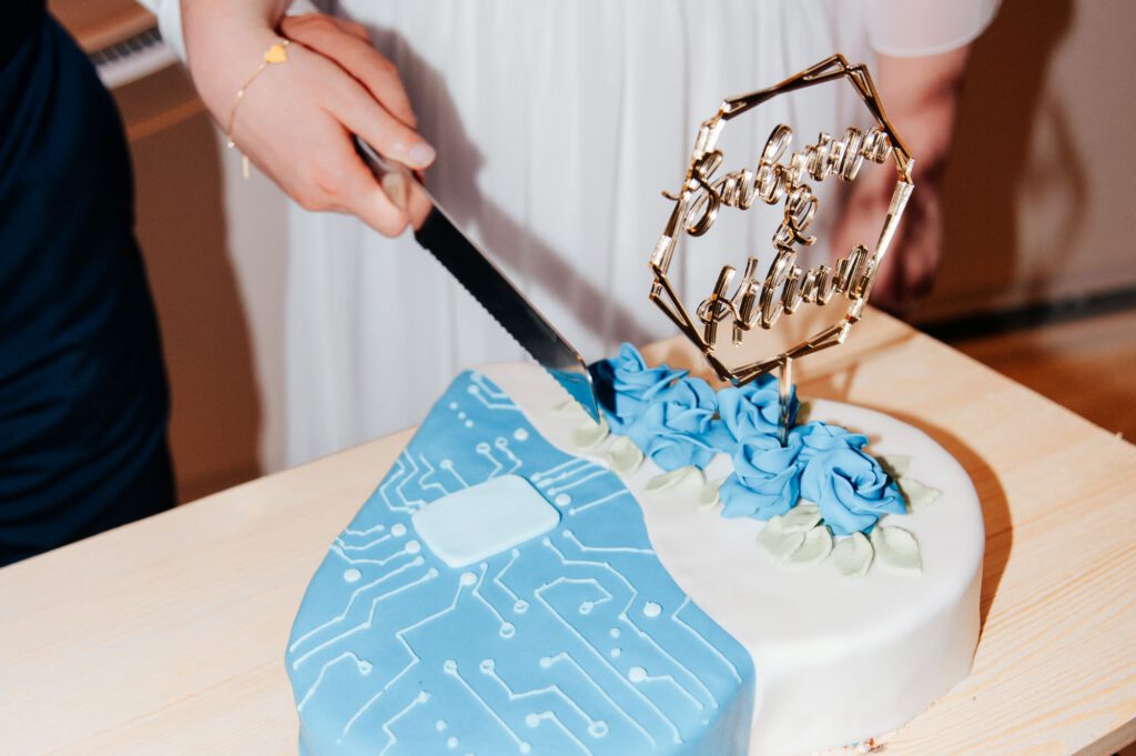Hochzeitstorte anschneiden