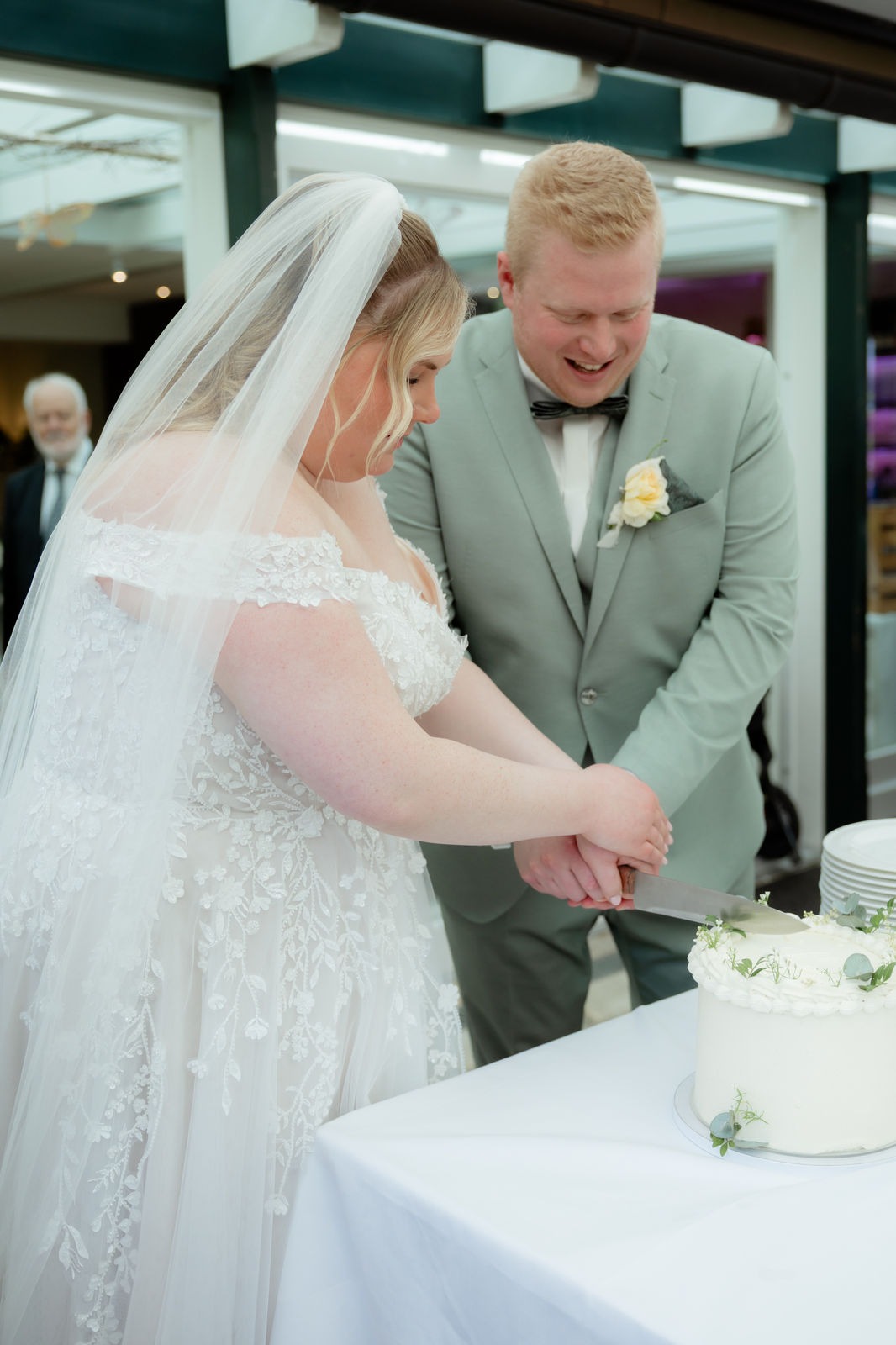 Hochzeitstorte-anschneiden